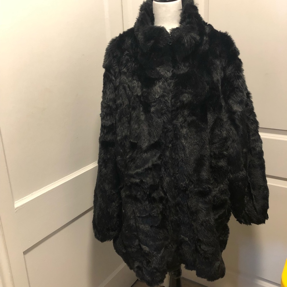 Stunning ladies Roaman’s winter faux fur coat size 3x